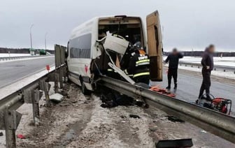 Маршрутка влетела в ограждение, 10 пассажиров в больнице