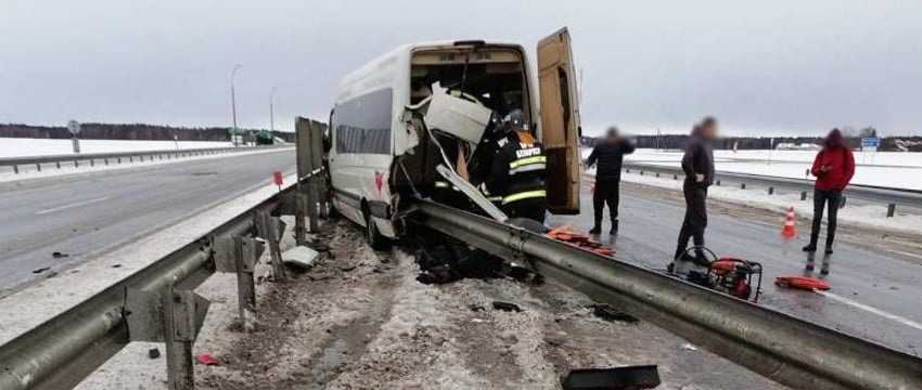 Маршрутка влетела в ограждение, 10 пассажиров в больнице
