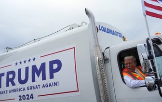 Трамп пересел на мусоровоз и заявил, что Байден «ненавидит американский народ» — Видео