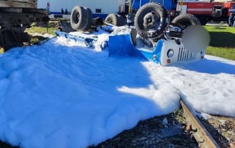 В Жабинке грузовик столкнулся с тепловозом. В МЧС рассказали, как спасали пассажира