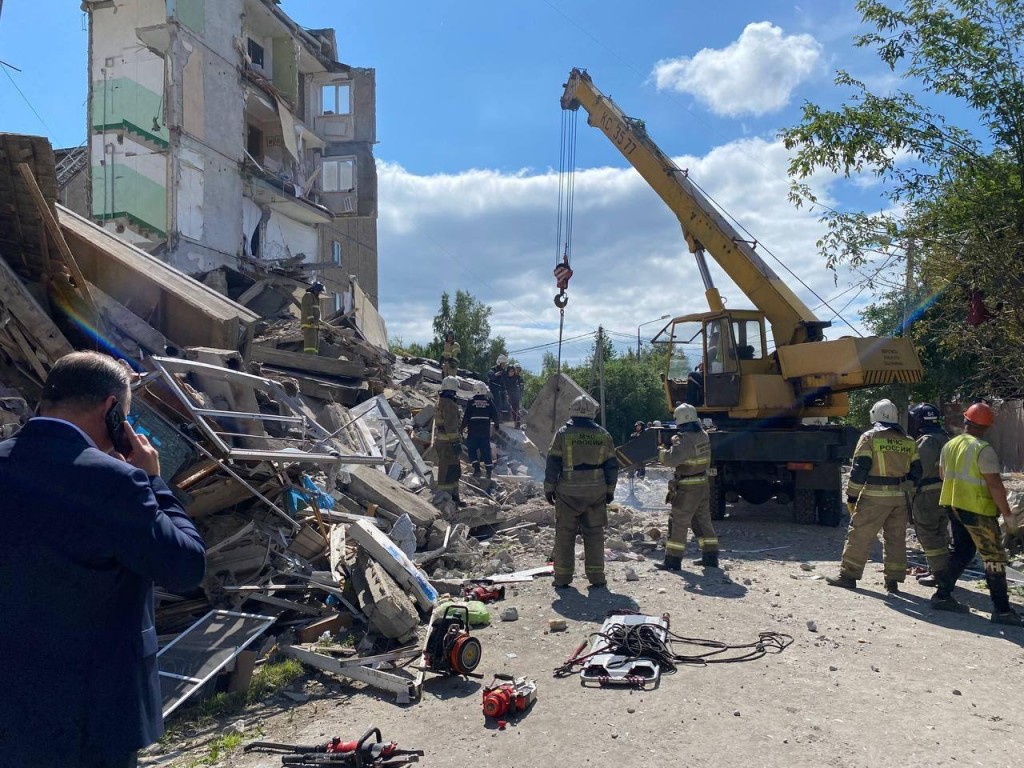 После взрыва обрушился подъезд жилого дома в Нижнем Тагиле