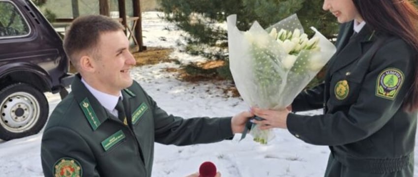 Она сказала «Да!». Белорус сделал предложение возлюбленной с тюльпанами в питомнике лесхоза