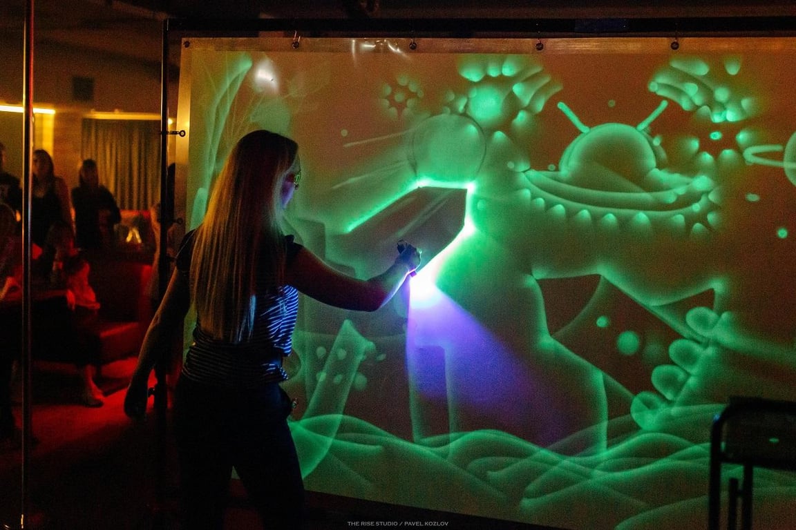 Ушла из найма, чтобы устраивать зрелищные шоу с песком. Вот как белоруска развивает необычный бизнес