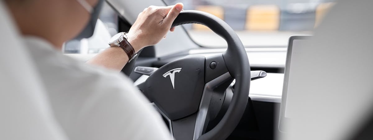 Tesla научила "автопилот" выезжать с парковочных мест задним ходом
