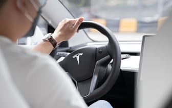 Tesla научила "автопилот" выезжать с парковочных мест задним ходом