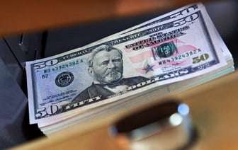 Доллар опустился ниже 3,1 рубля, евро скинул почти 8 копеек в Беларуси. Какие курсы?