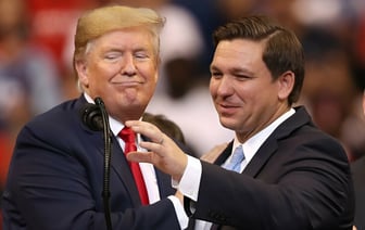 Трамп объединился с конкурентом Десантисом, чтобы сместить «самого коррумпированного» Байдена