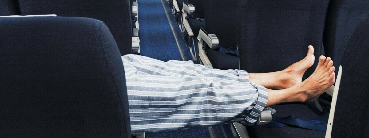 Эксперты рассказали, почему нельзя снимать обувь в самолёте, и что будет, если надеть пижаму
