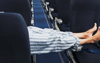 Эксперты рассказали, почему нельзя снимать обувь в самолёте, и что будет, если надеть пижаму