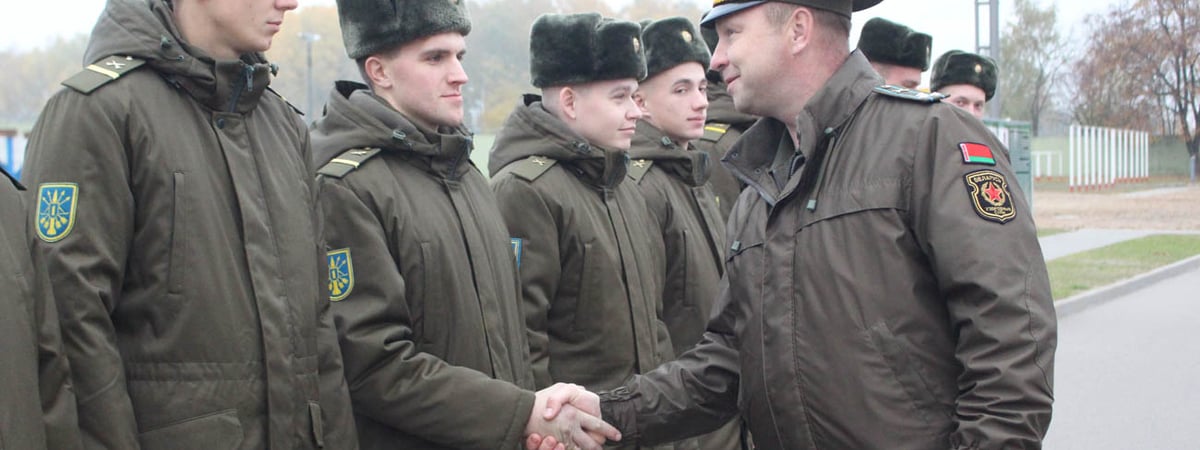 Солдаты читают стихи и возвращаются домой — под Гродно закончили службу срочники