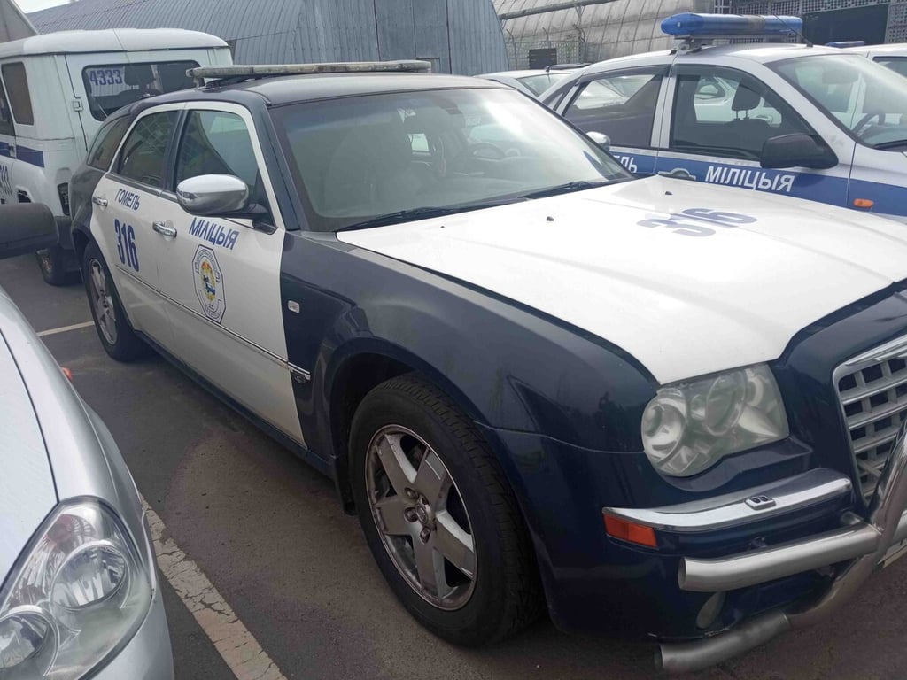 Chrysler 300C, служивший в МВД, продают в Беларуси. За сколько?