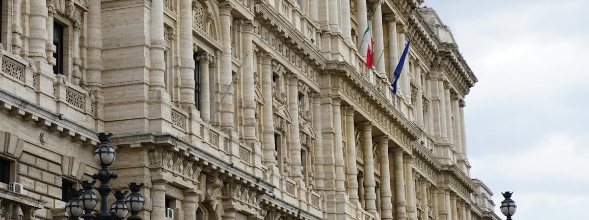 Суд Италии снова обязал вернуть группу отправленных в Албанию мигрантов