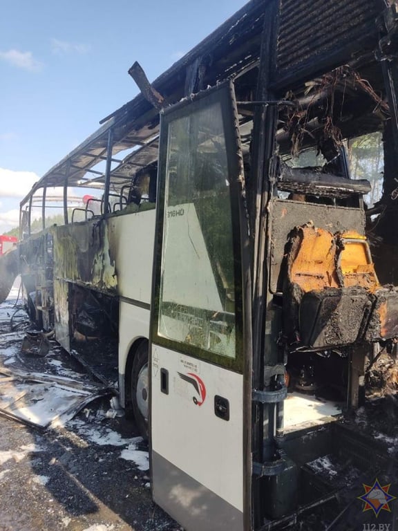В МЧС показали видео горящего под Лунинцем автобуса и момент тушения пожара