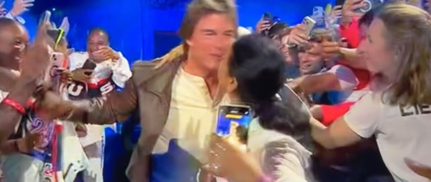 Женщина схватила Тома Круза и поцеловала его на церемонии закрытия Олимпийских игр в Париже