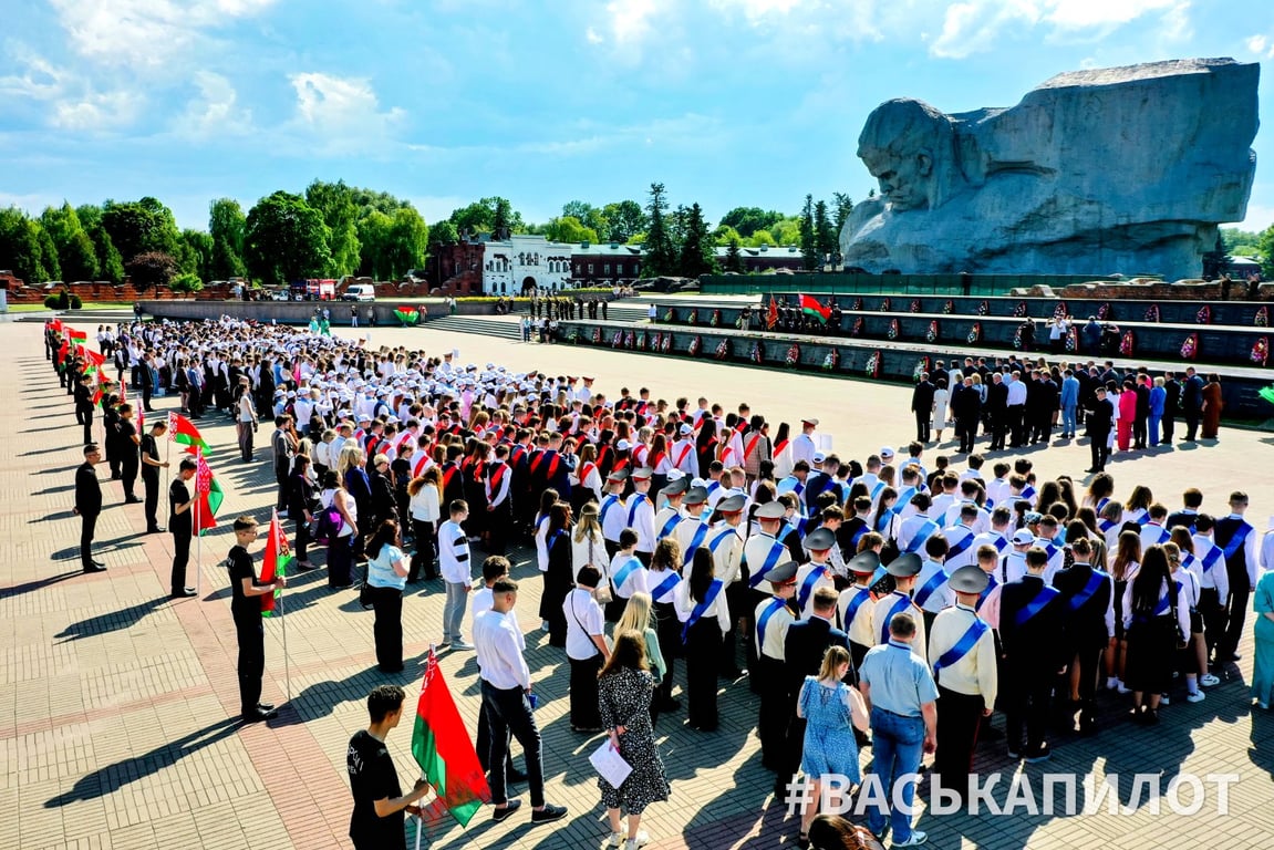 Искренние напутствия, много музыки и рекорд. Выпускники страны празднуют «Последний звонок» в Бресте