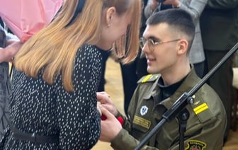 В Бресте военнослужащий сделал предложение любимой девушке. Смотрите видео