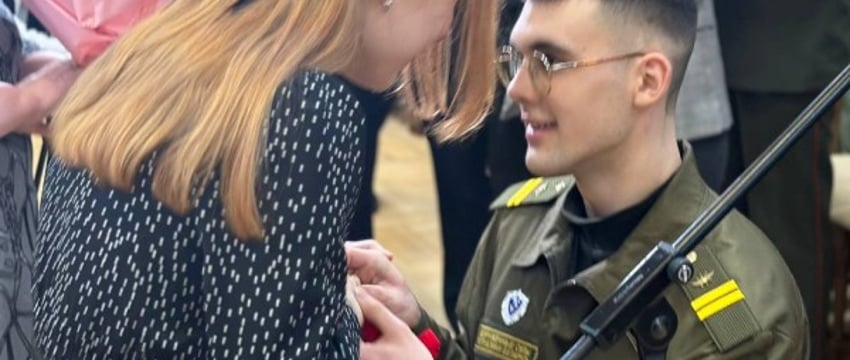 В Бресте военнослужащий сделал предложение любимой девушке. Смотрите видео