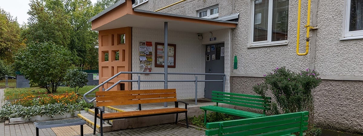 Жители многоэтажки с «лучшим подъездом» Минска показали, за что отдали 14 тыс. рублей на ремонт — Видео