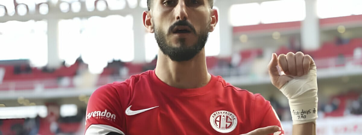 В Турции арестовали израильского футболиста за надпись на руке