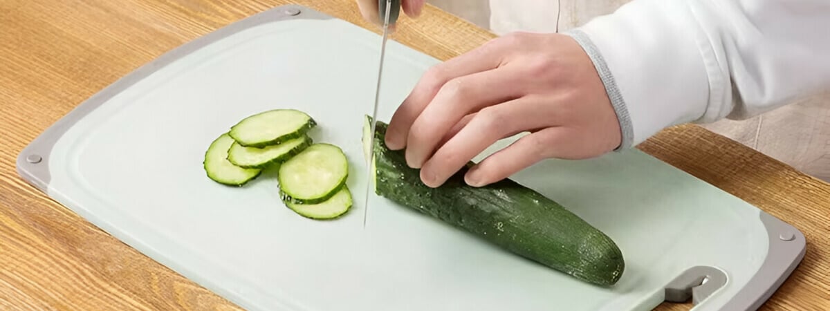 Эксперт посоветовал избавиться от пластиковых разделочных досок. Но дело не в бактериях — Полезно