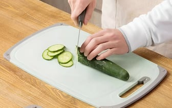 Эксперт посоветовал избавиться от пластиковых разделочных досок. Но дело не в бактериях — Полезно