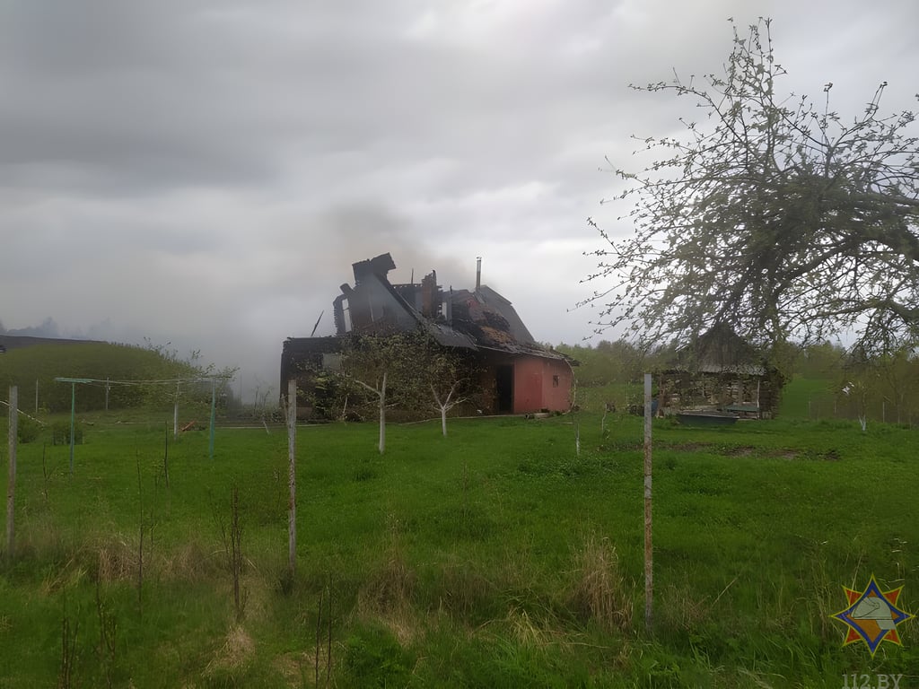 В Лепельском районе сильно обгорел пенсионер, пытавшийся спасти свой дом от огня. Фото МЧС