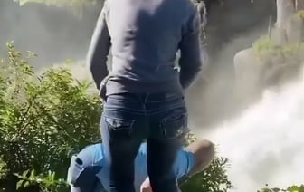 Появилось видео, как мужчина делал предложение у водопада и уронил в пучину кольцо — Видео