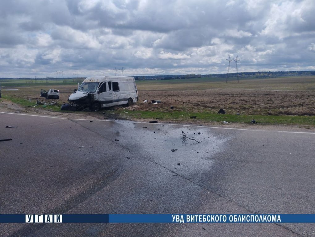Один водитель погиб, а другой попал в больницу в результате столкновения легковушки с микроавтобусом в Докшицком районе