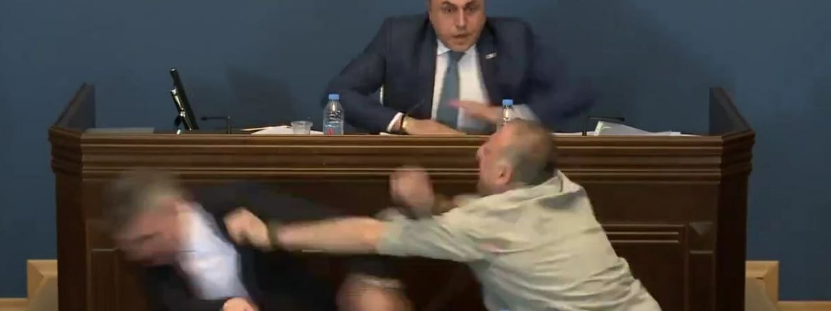 В Грузии депутаты подрались прямо в зале заседаний парламента — Видео