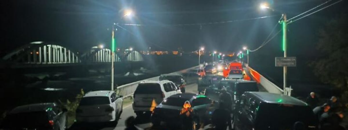 В Абхазии перекрыли дороги, требуя освободить задержанных активистов оппозиции