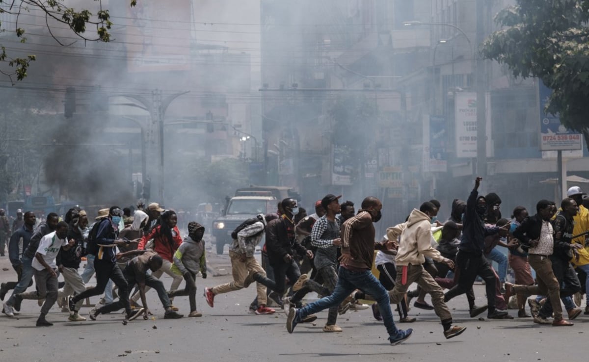 Protesters runs from a charge of the Kenya anti riot police during an anti-government demonstration
