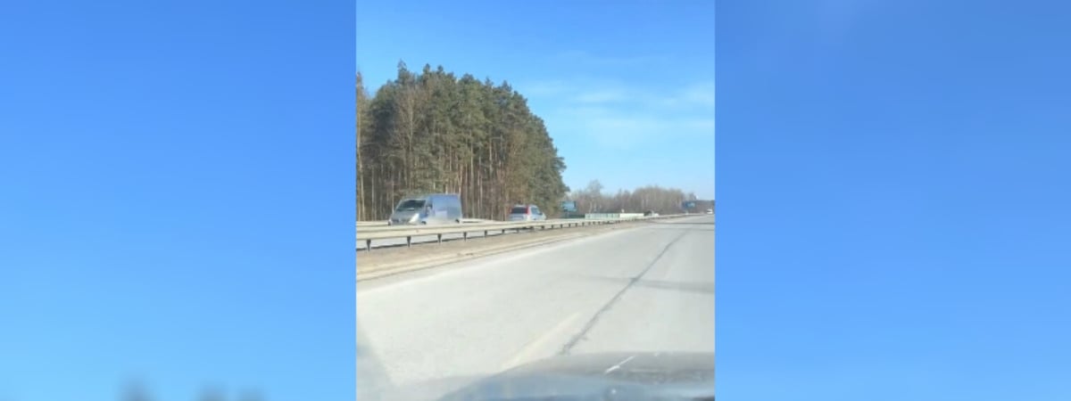 «И ничего человека не смущает?» — На трассе под Минском сняли несущийся по встречной внедорожник — Видео