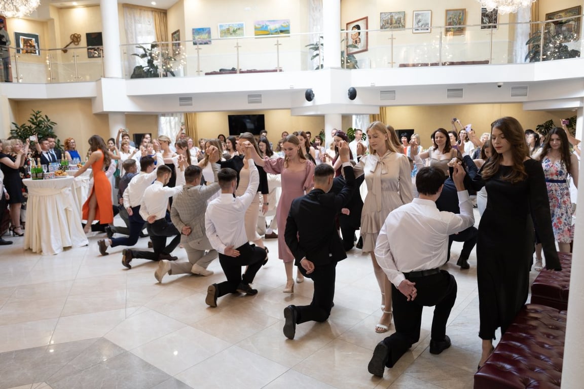 В Бресте для лучших студентов БрГТУ в театре кукол состоялся выпускной бал