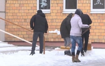 Осужденные в Бресте убирали снег возле школы. Видеорепортаж