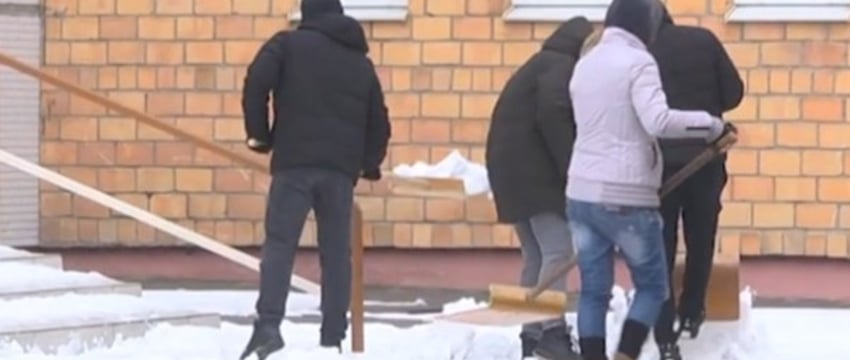 Осужденные в Бресте убирали снег возле школы. Видеорепортаж