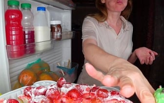 Диетологи рассказали, что нельзя есть на ночь, – список длинный