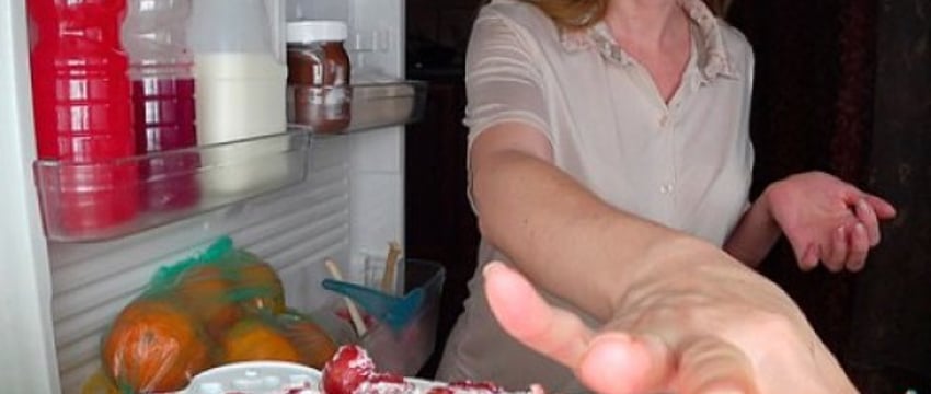 Диетологи рассказали, что нельзя есть на ночь, – список длинный