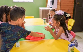 В Гродно двух девушек, которые пытались поджечь красно‑зеленый флаг, показательно взяли под стражу в актовом зале колледжа