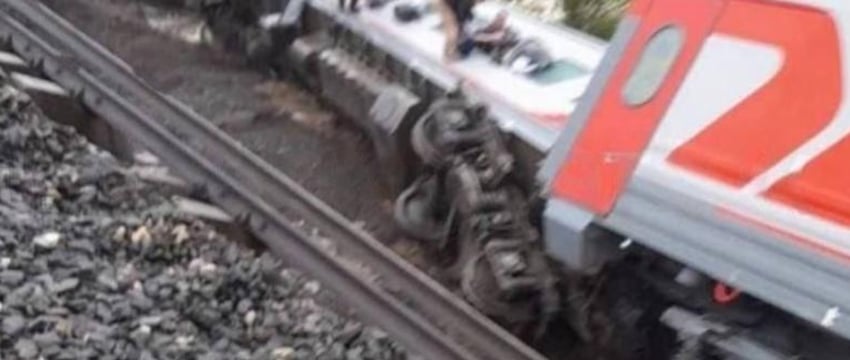 В России с рельсов сошли 9 вагонов поезда с пассажирами