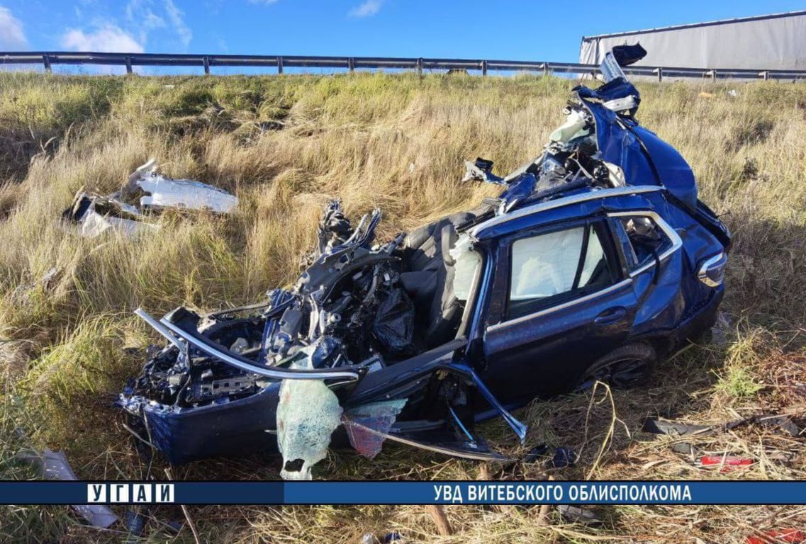 «BMW» влетела под фуру в Оршанском районе, водителя вытаскивали спасатели. Фото ГАИ