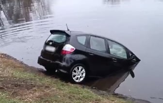 Не поставил на ручник: "Хонда" жителя Бобруйска укатилась в озеро