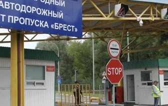 Автомобиль скорой помощи каждые два часа объезжает очередь возле пункта пропуска «Брест»