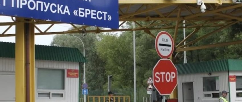 Автомобиль скорой помощи каждые два часа объезжает очередь возле пункта пропуска «Брест»