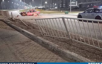 В Бресте автомобиль вынесло на разделительную полосу: повреждены 11 пролетов забора