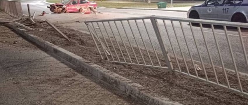 В Бресте автомобиль вынесло на разделительную полосу: повреждены 11 пролетов забора