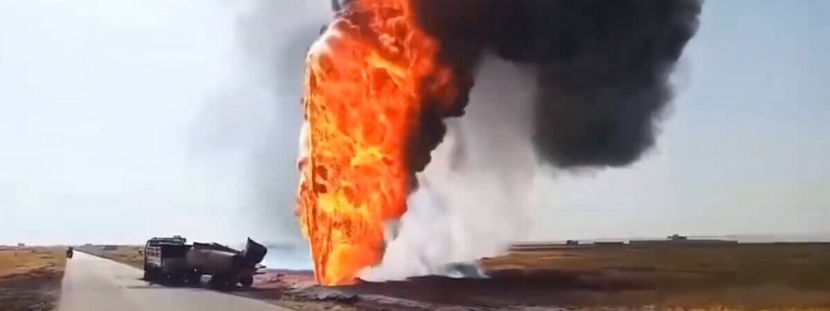 На видео попал огромный огненный факел на нефтепроводе в Сирии. Что произошло? — Видео