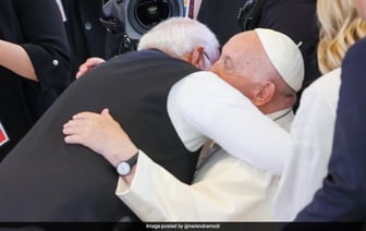 На фото: На саммите G7 премьер-министр Моди встречается с мировыми лидерами, обнимает Папу Римского