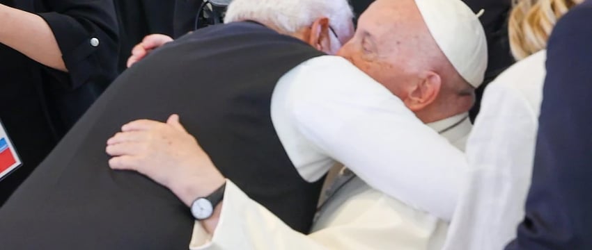 На фото: На саммите G7 премьер-министр Моди встречается с мировыми лидерами, обнимает Папу Римского