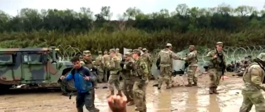 Власти Техаса вывезли более 102 тысяч мигрантов в другие штаты США