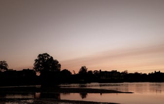 В Ляховичах под колесами поезда погибла 18-летняя девушка. Она нарушила все, что могла: пересекала переход на велосипеде и в наушниках